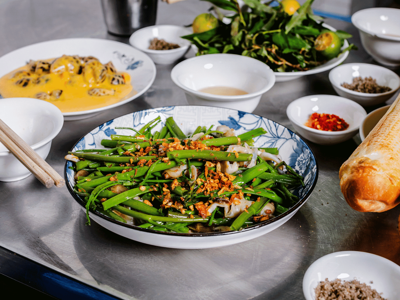 Ốc Móng Tay Xào Rau Muống
